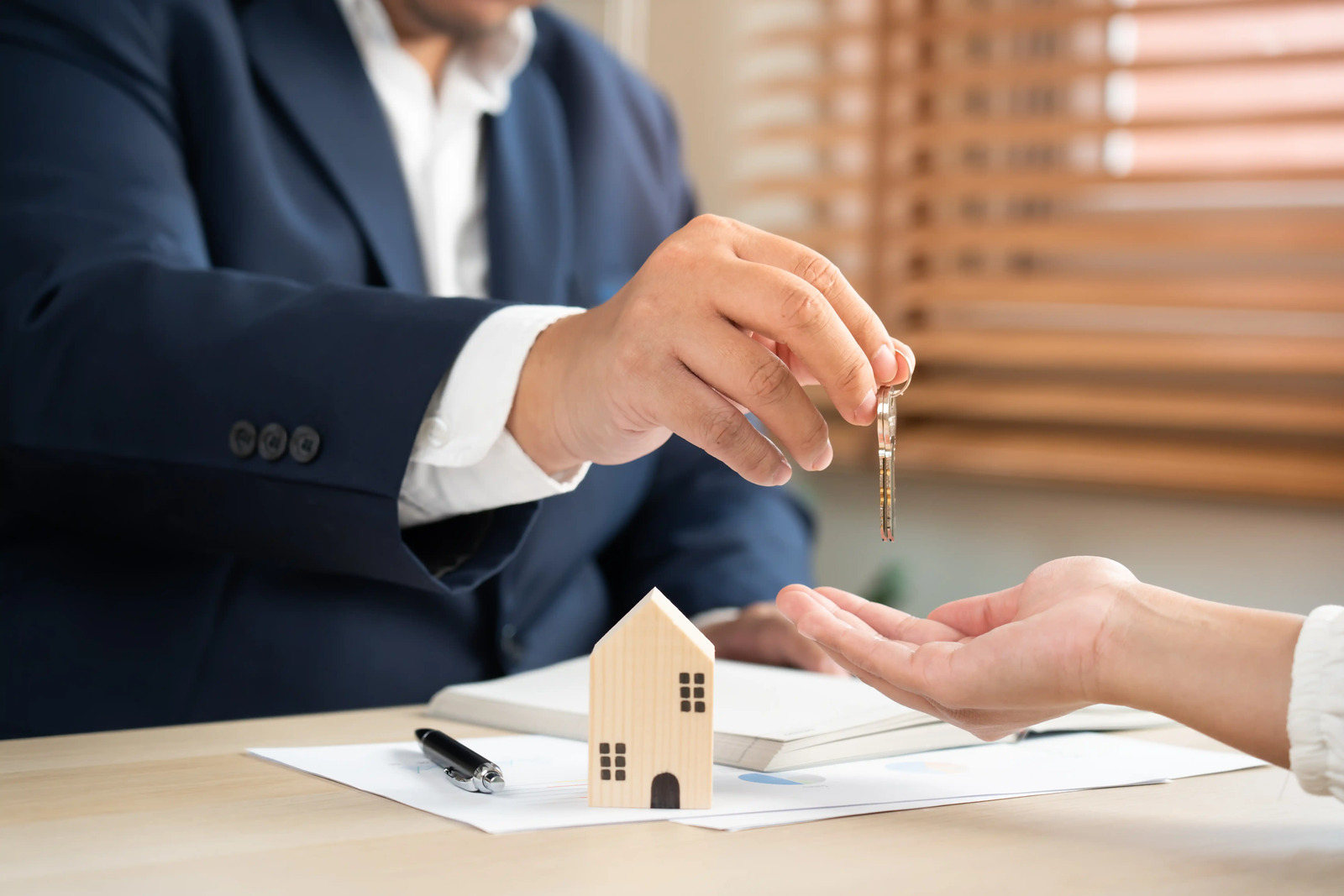 Immobilienmakler aus Bochum überreicht Schlüssel